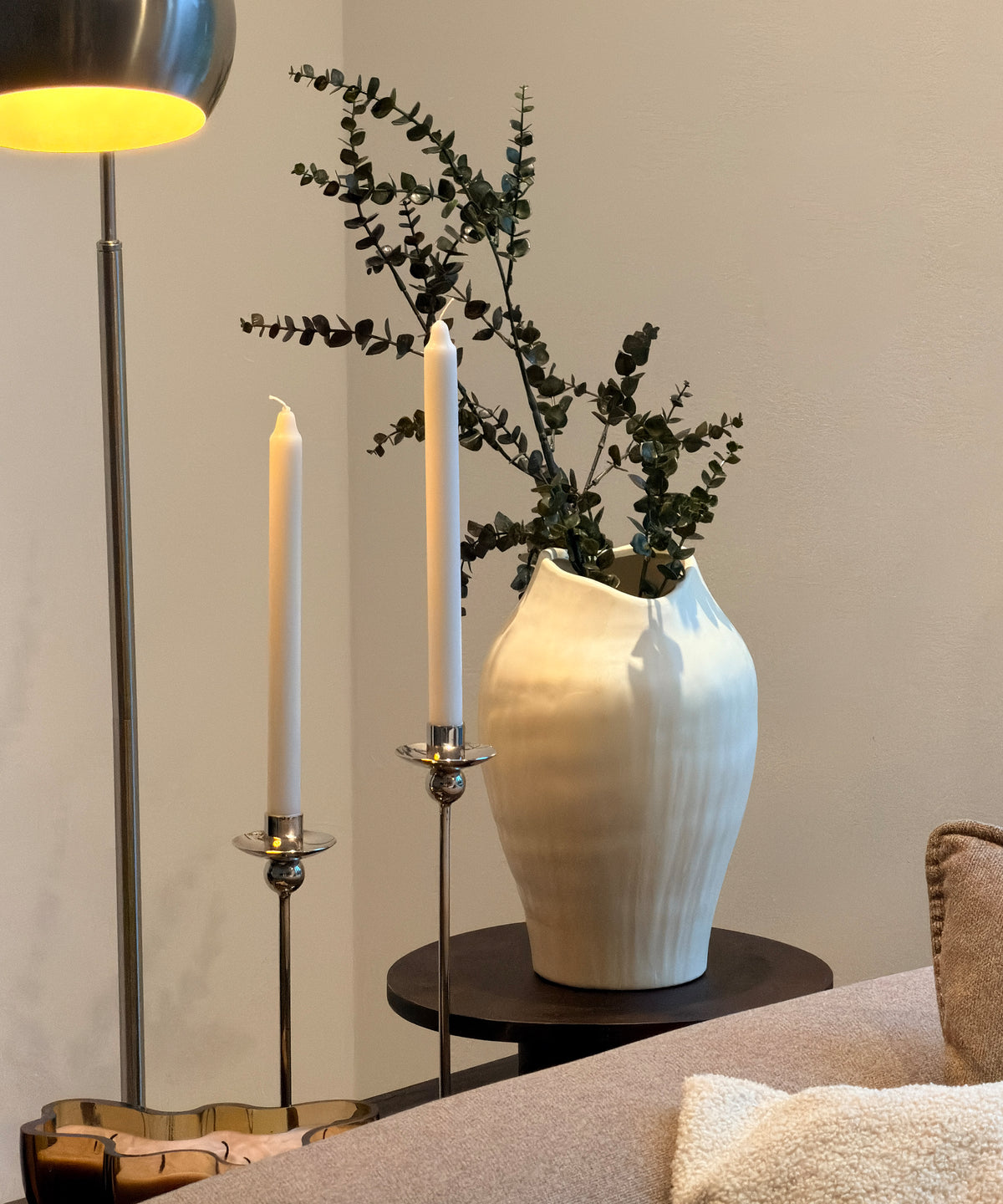 Große Maira Vase mit Eukalyptuszweigen zwischen Kerzenleuchtern