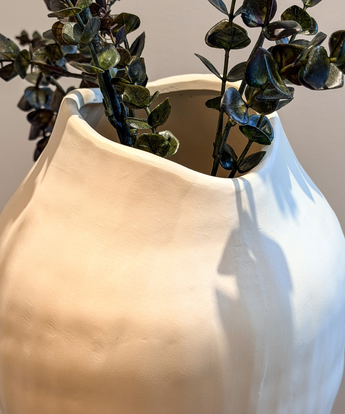 Große Maira Vase mit Eukalyptus – Detailansicht der Keramikoberfläche