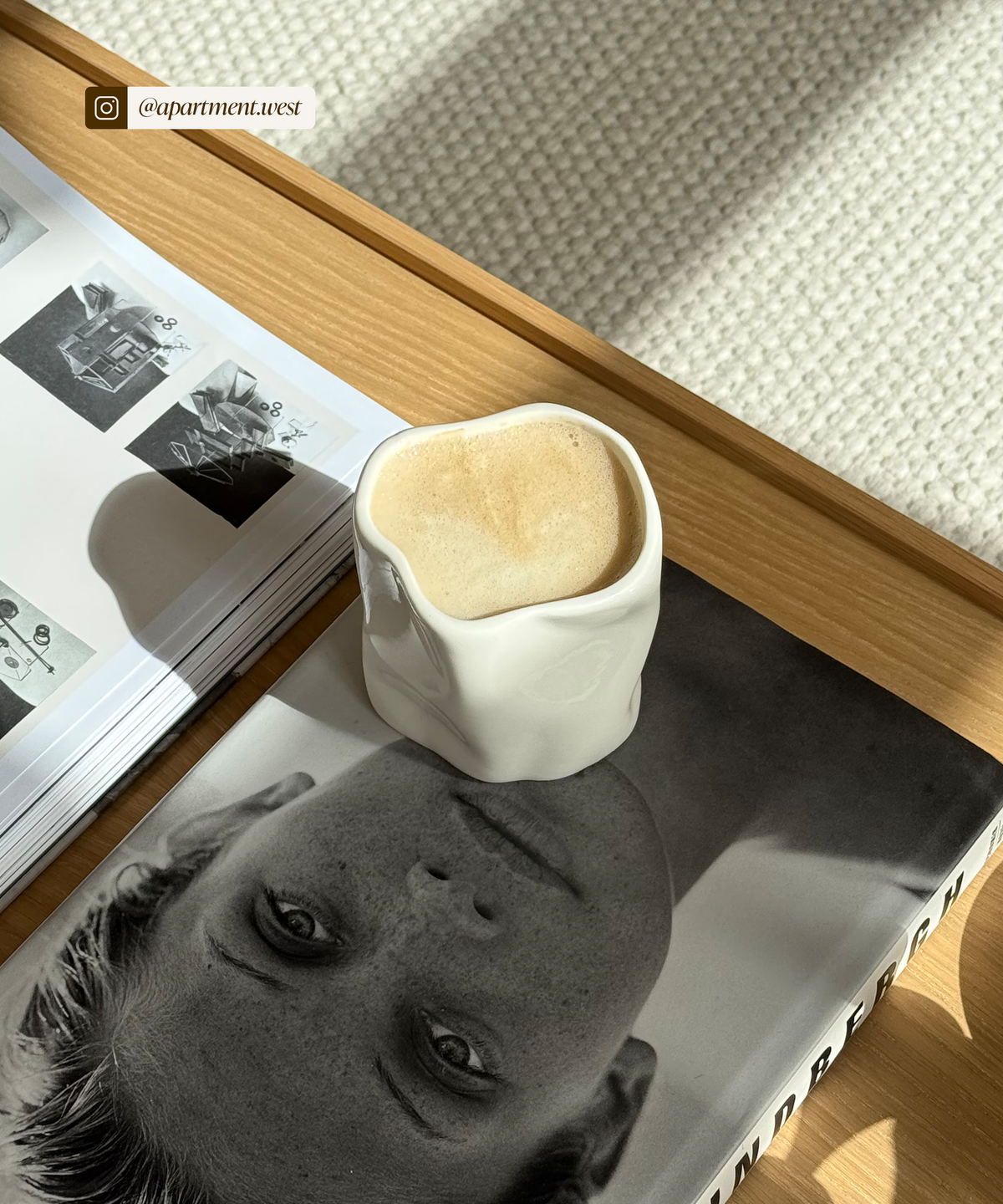 Organischer Keramik Becher mit braunen Untersetzern aus der Serie Alaska + Elou – Materialdetail