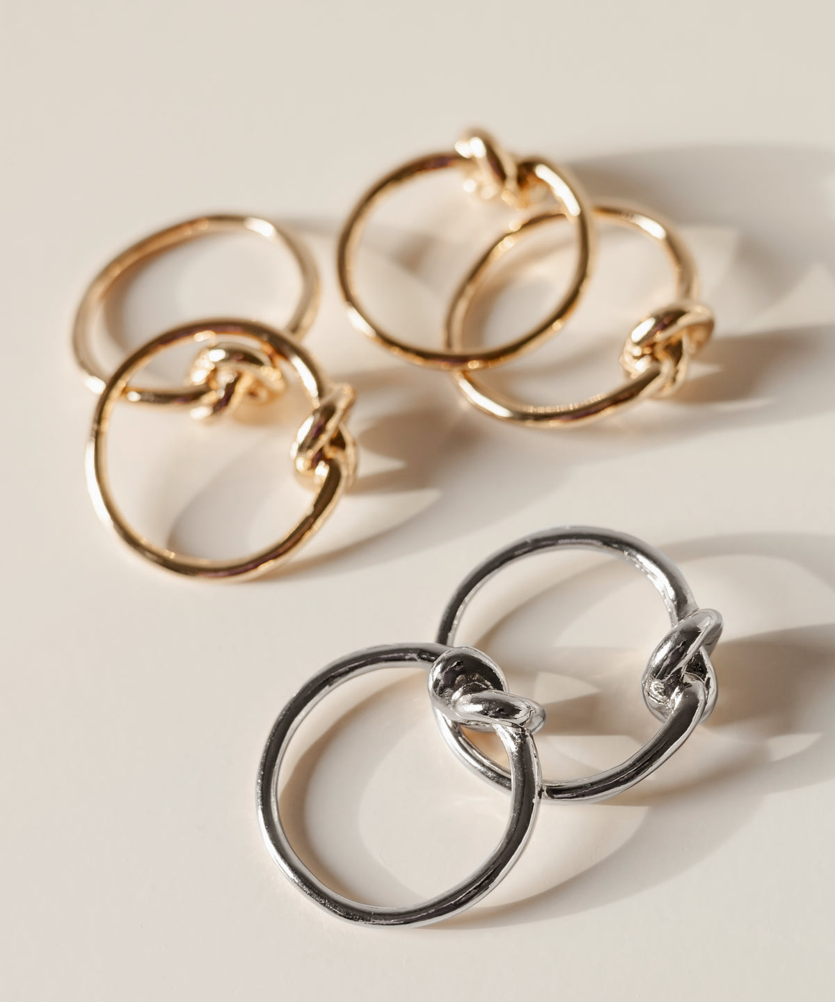 Serviettenringe in Gold und Silber im 2x 6er Set aus der Serie Tye – Detailansicht