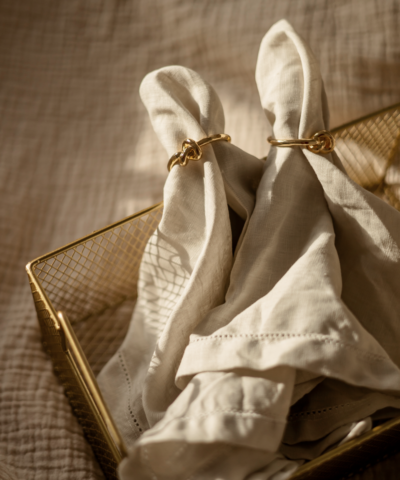 Serviettenringe in Gold und Silber im 2x 6er Set aus der Serie Tye – Nahaufnahme der Oberfläche