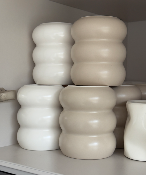Wellenförmiger Keramik Becher Beige aus der Serie Mya – Materialdetail