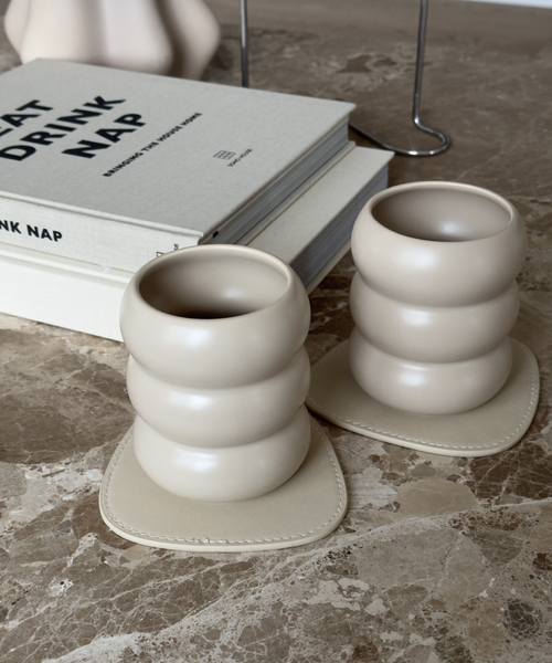 Wellenförmiger Keramik Becher Beige aus der Serie Mya – Detailansicht