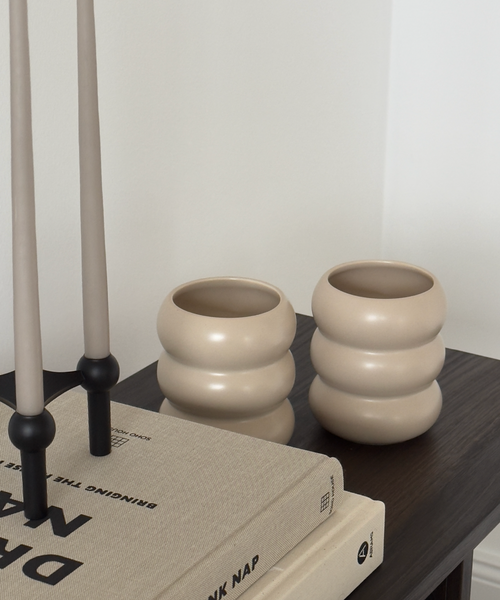 Wellenförmiger Keramik Becher Beige aus der Serie Mya – Detailansicht der Verarbeitung