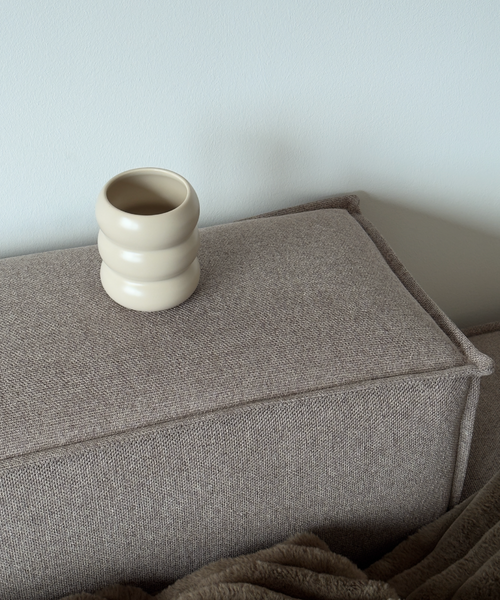 Wellenförmiger Keramik Becher Beige aus der Serie Mya – Nahaufnahme des Materials