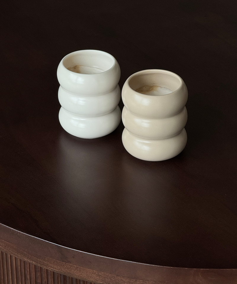Wellenförmiger Keramik Becher Beige aus der Serie Mya – im Wohnambiente