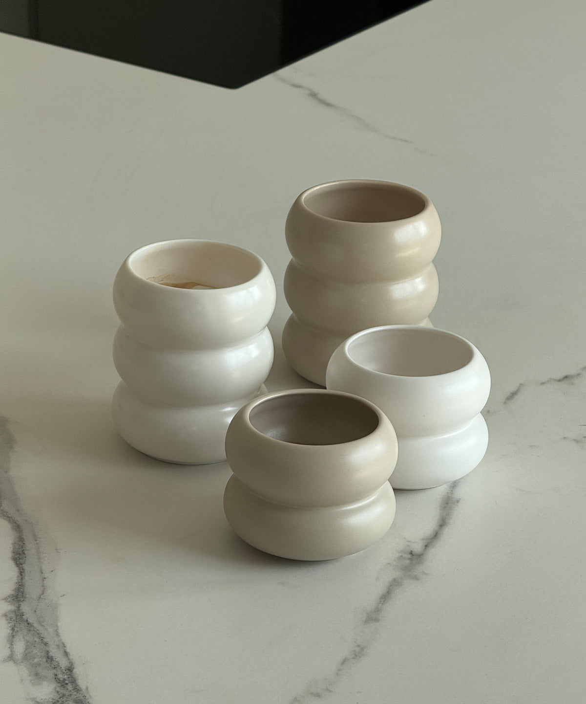 Wellenförmiger Keramik Becher Weiß aus der Serie Mya – Größenübersicht