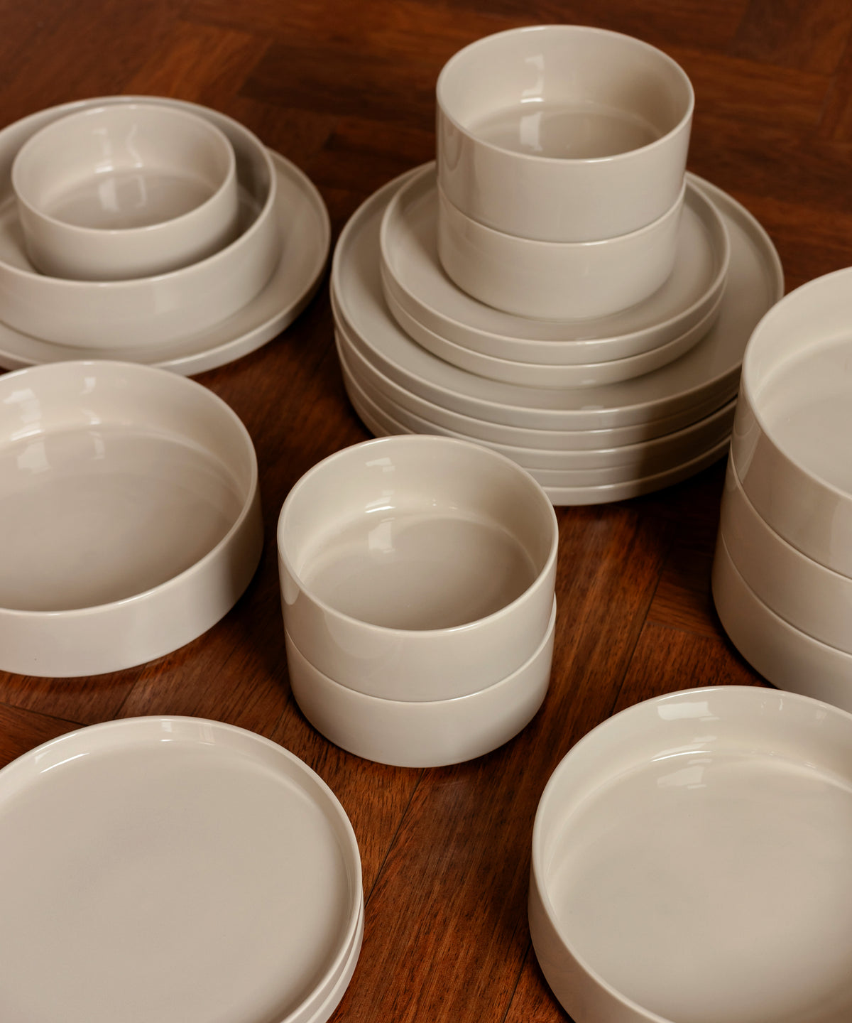 3er Set große Teller in Beige aus der Serie Nia – Detailansicht