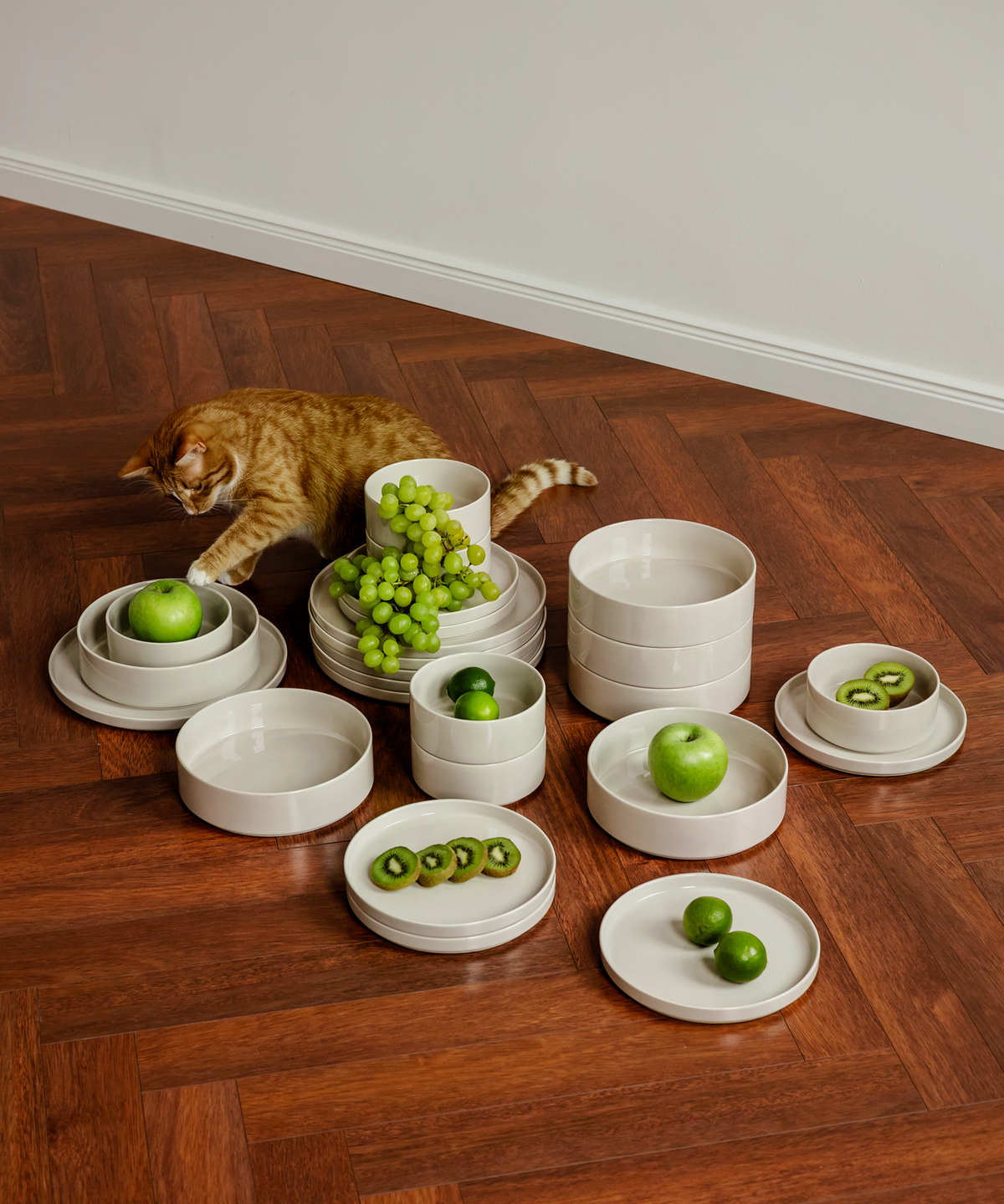 Geschirrset in Beige glänzend aus der Serie Nia – im Wohnambiente