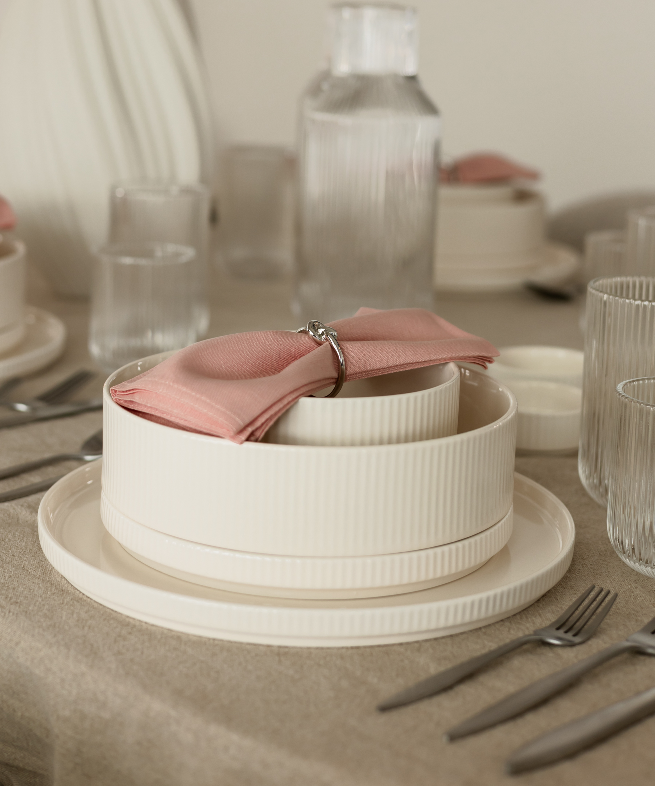 Geschirr Set mit Tassen gerillt cremeweiß-glänzend | Nia