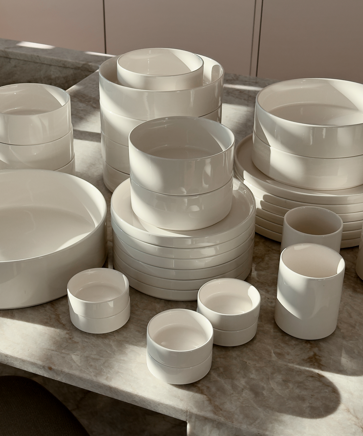 Geschirr Set mit Tassen cremeweiß-glänzend aus der Serie Nia – Detailansicht