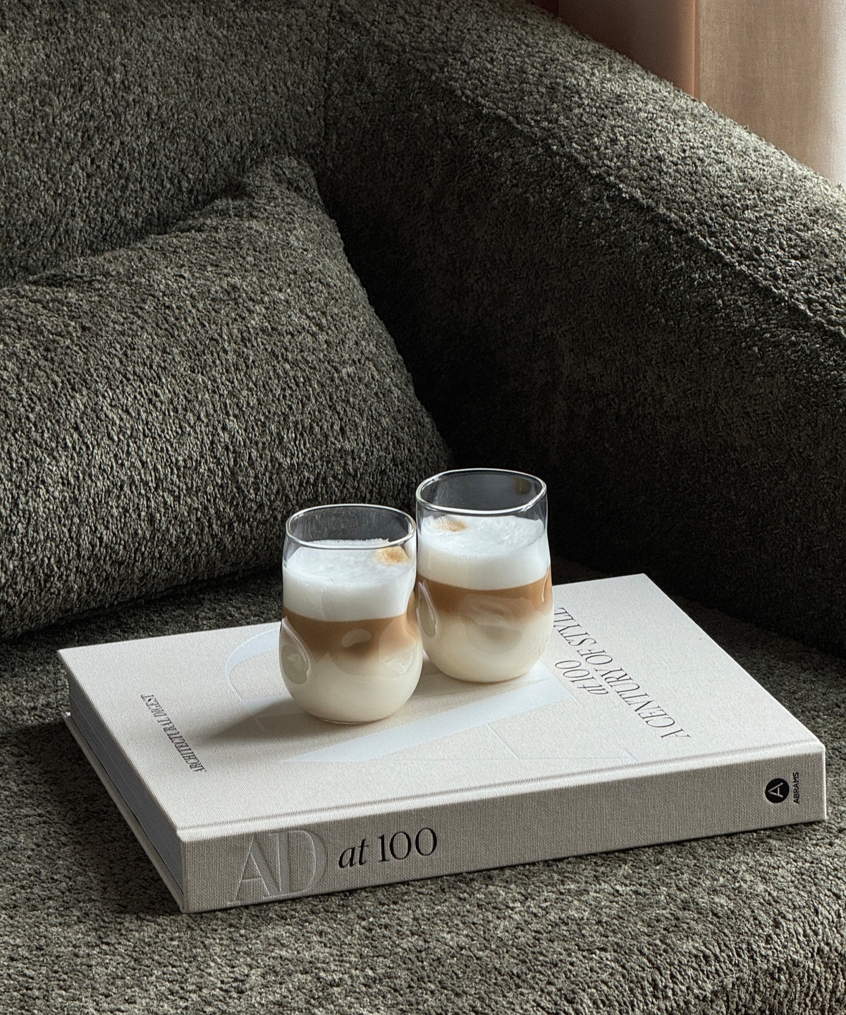 Modernes Glas mit Wölbungen