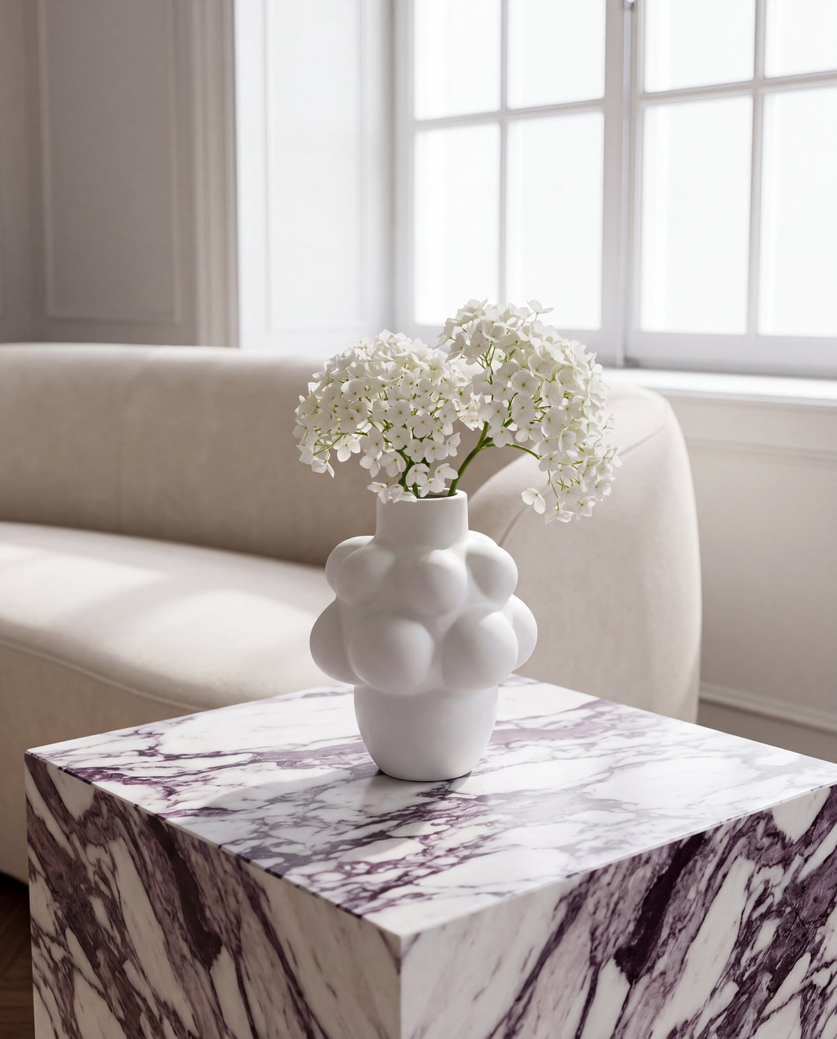 Weiße Keramik Vase mit skulpturaler Form | Nola