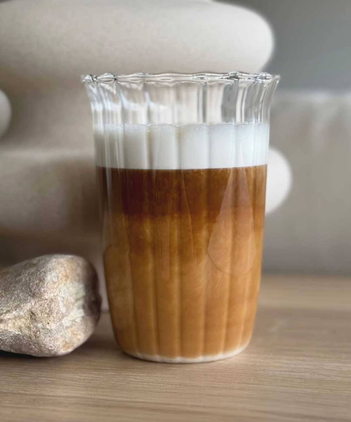 Trinkglas im Streifen-Design mit gerüschtem Rand aus der Serie Norway – Seitenansicht