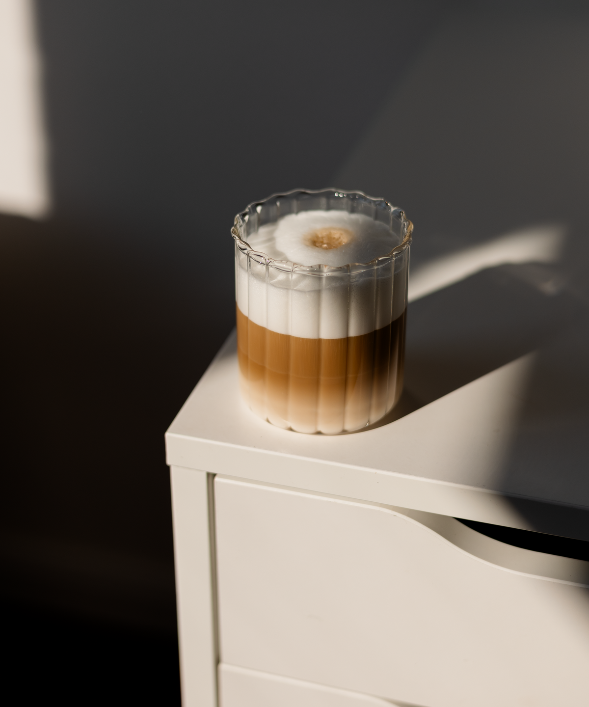 Kleines Trinkglas im Streifen-Design aus der Serie Norway – Seitenansicht im Detail