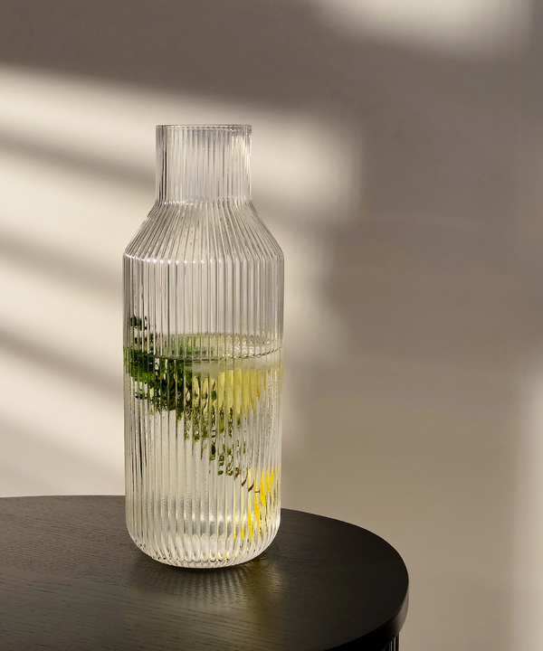 Geriffelte Karaffe 1550 ml, Serie Paris – Detailansicht