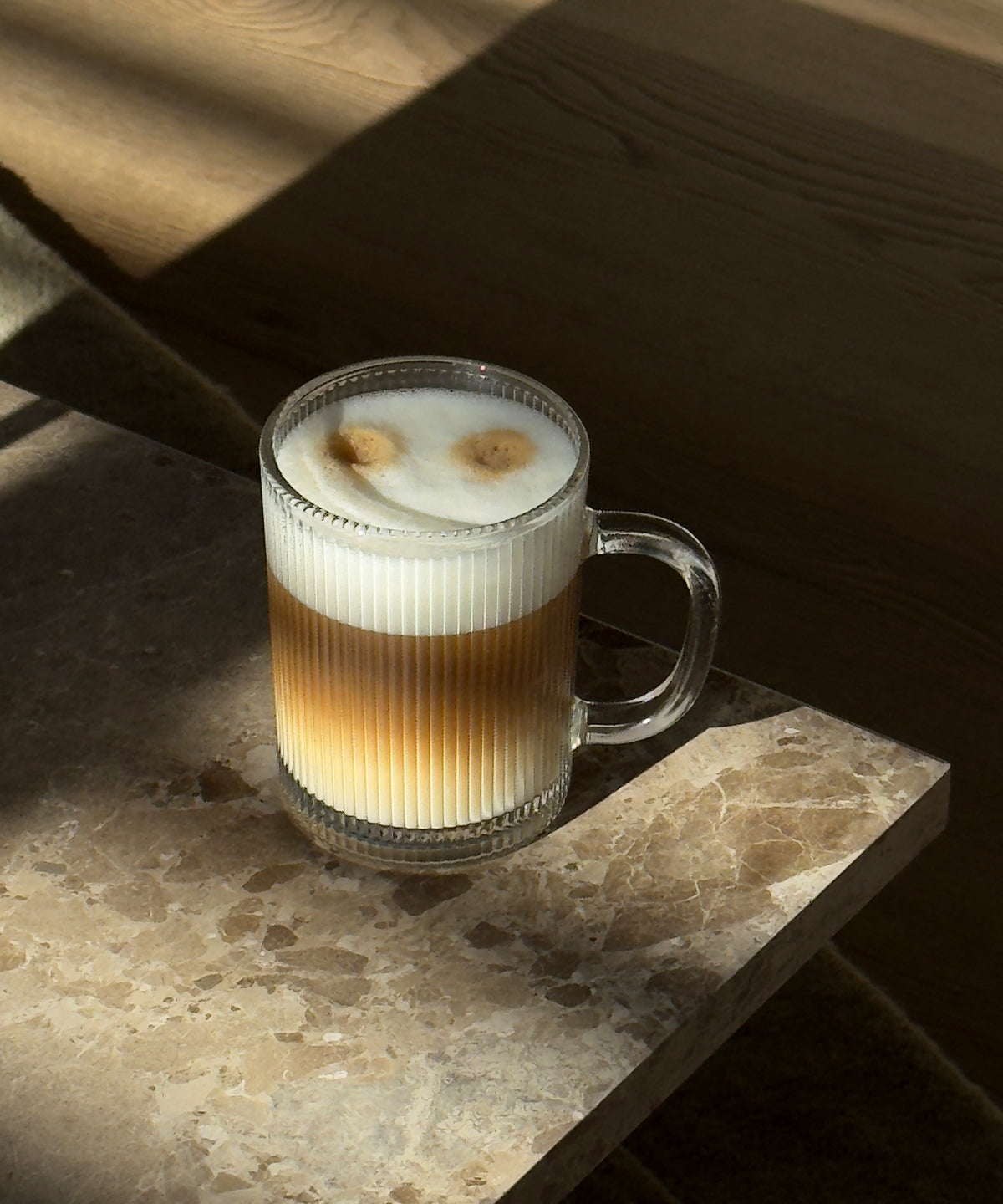 Geriffelte Glastasse 300 ml aus der Serie Paris – Produktansicht im Wohnambiente