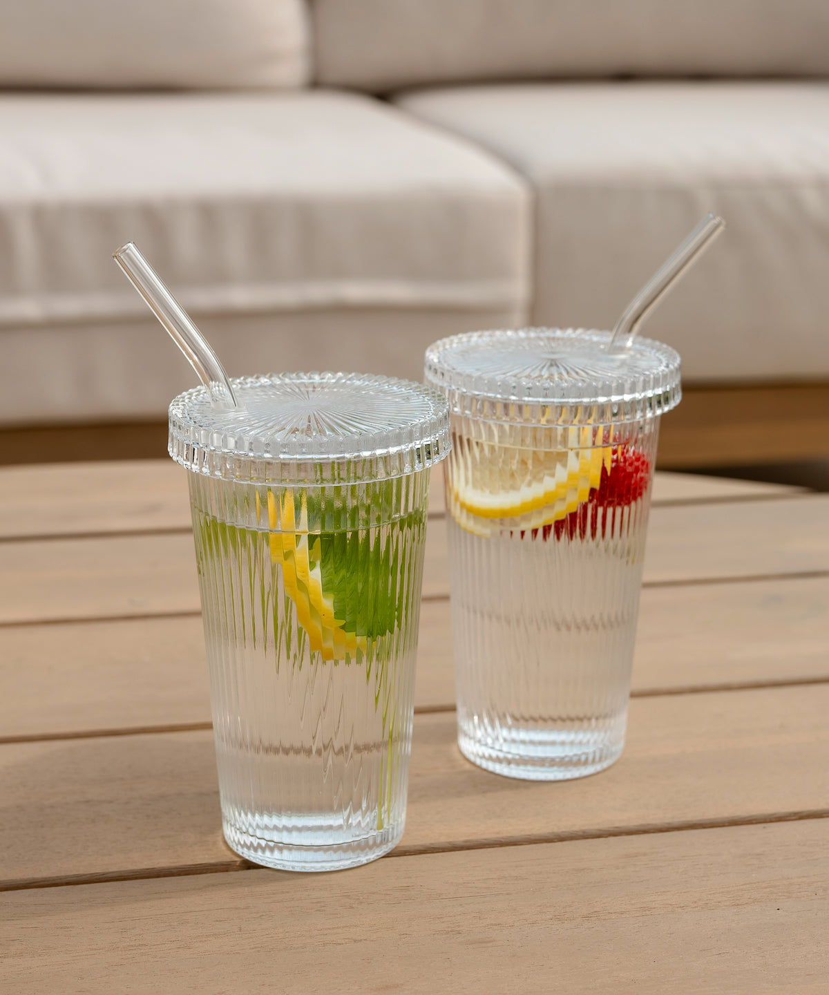 Geriffeltes Glas mit Glasdeckel und Glasstrohhalm aus der Serie Paris – Nahaufnahme des Materials