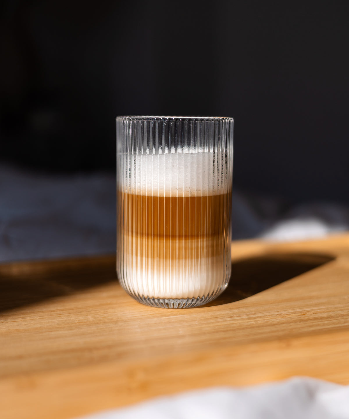 Geriffeltes großes Trinkglas aus der Serie Paris – Draufsicht auf das Glas