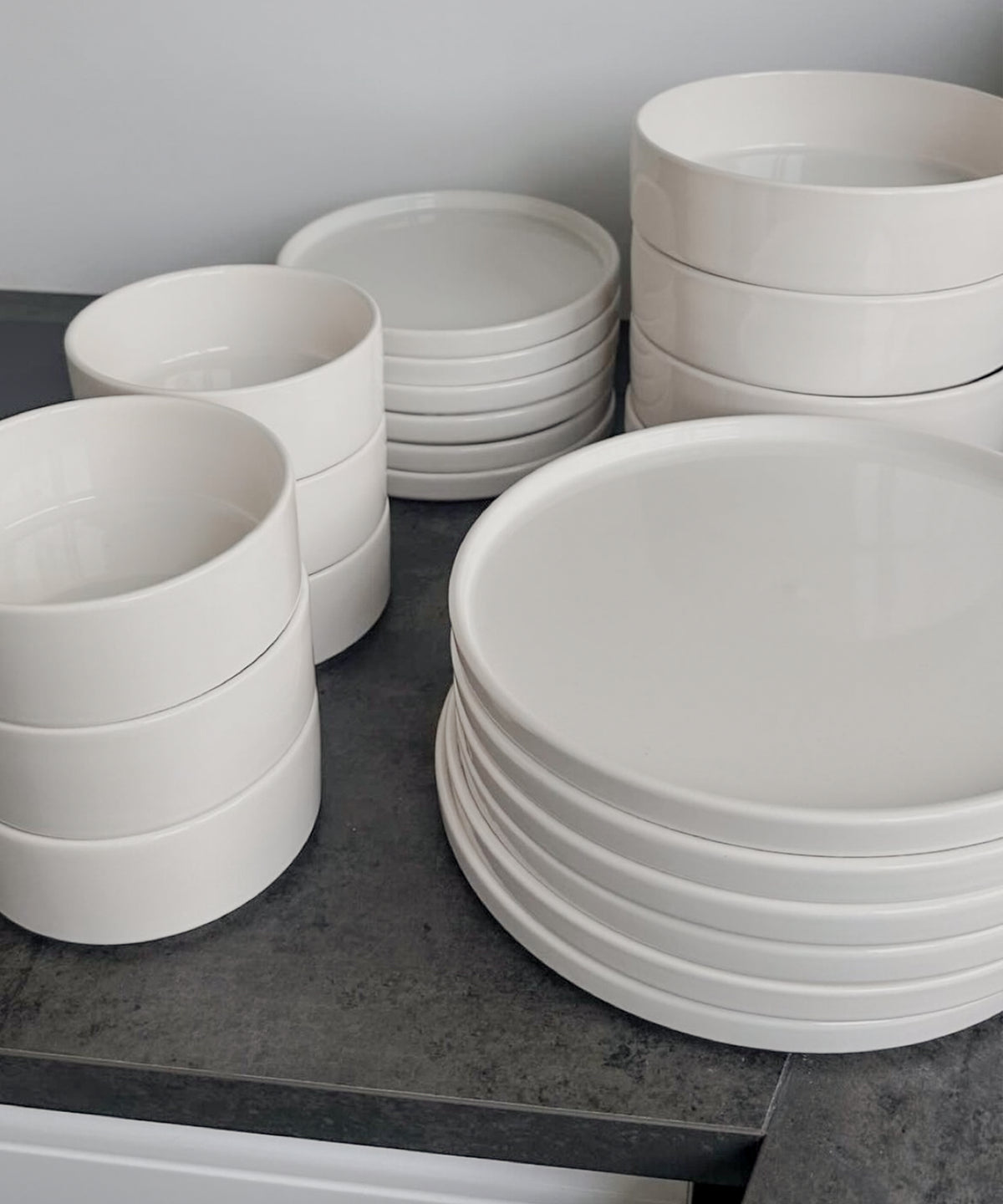 2er Set kleine Bowls in Cremeweiß, glänzend, Serie Nia – Nahaufnahme der Oberfläche