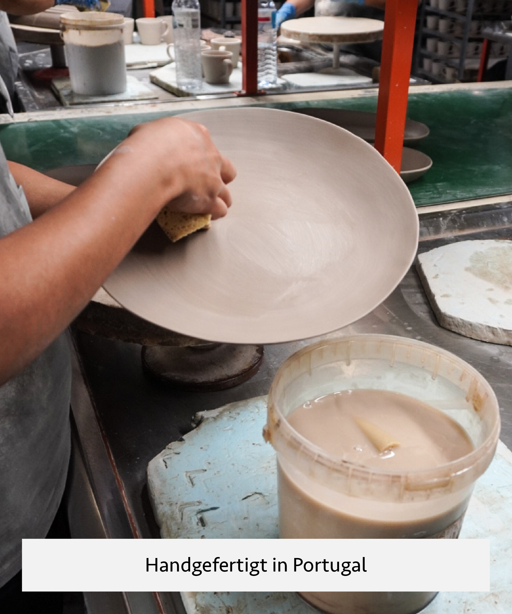 Handgefertigtes beiges Keramik Geschirr-Set in organischer Form