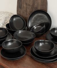 Handgefertigtes schwarzes Geschirr-Set | Aurea