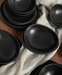 Handgefertigtes schwarzes Geschirr-Set | Aurea