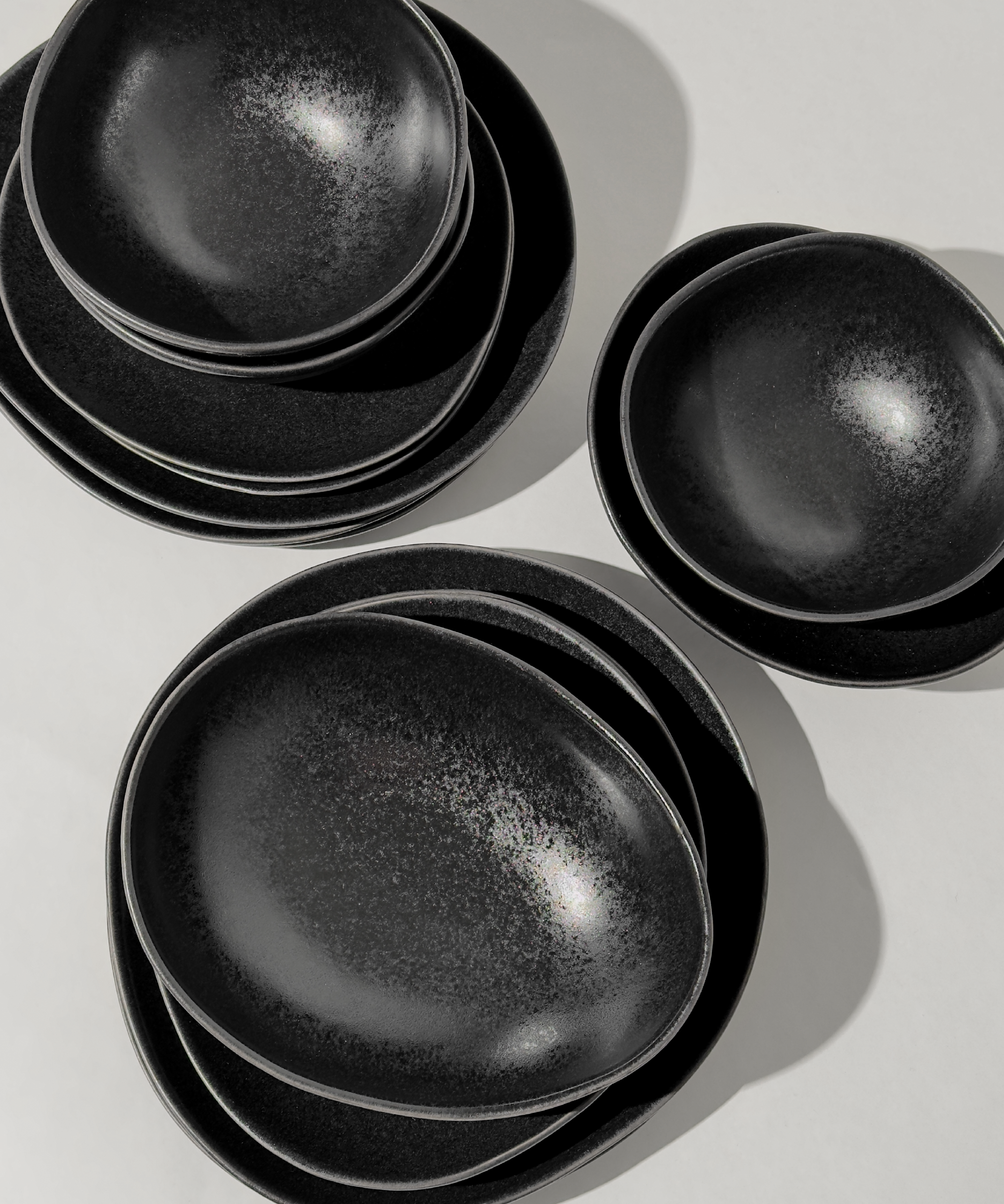 Handgefertigtes schwarzes Keramik Geschirr-Set in organischer Form