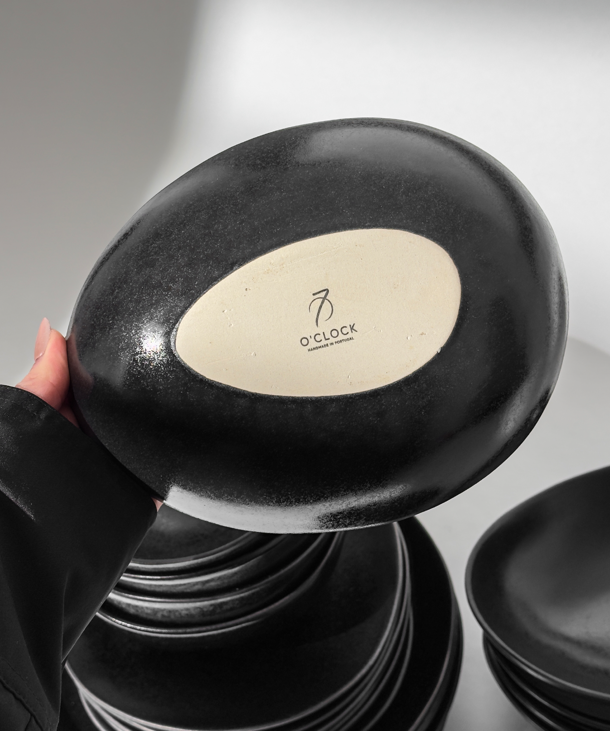 Handgefertigtes schwarzes Keramik Geschirr-Set in organischer Form
