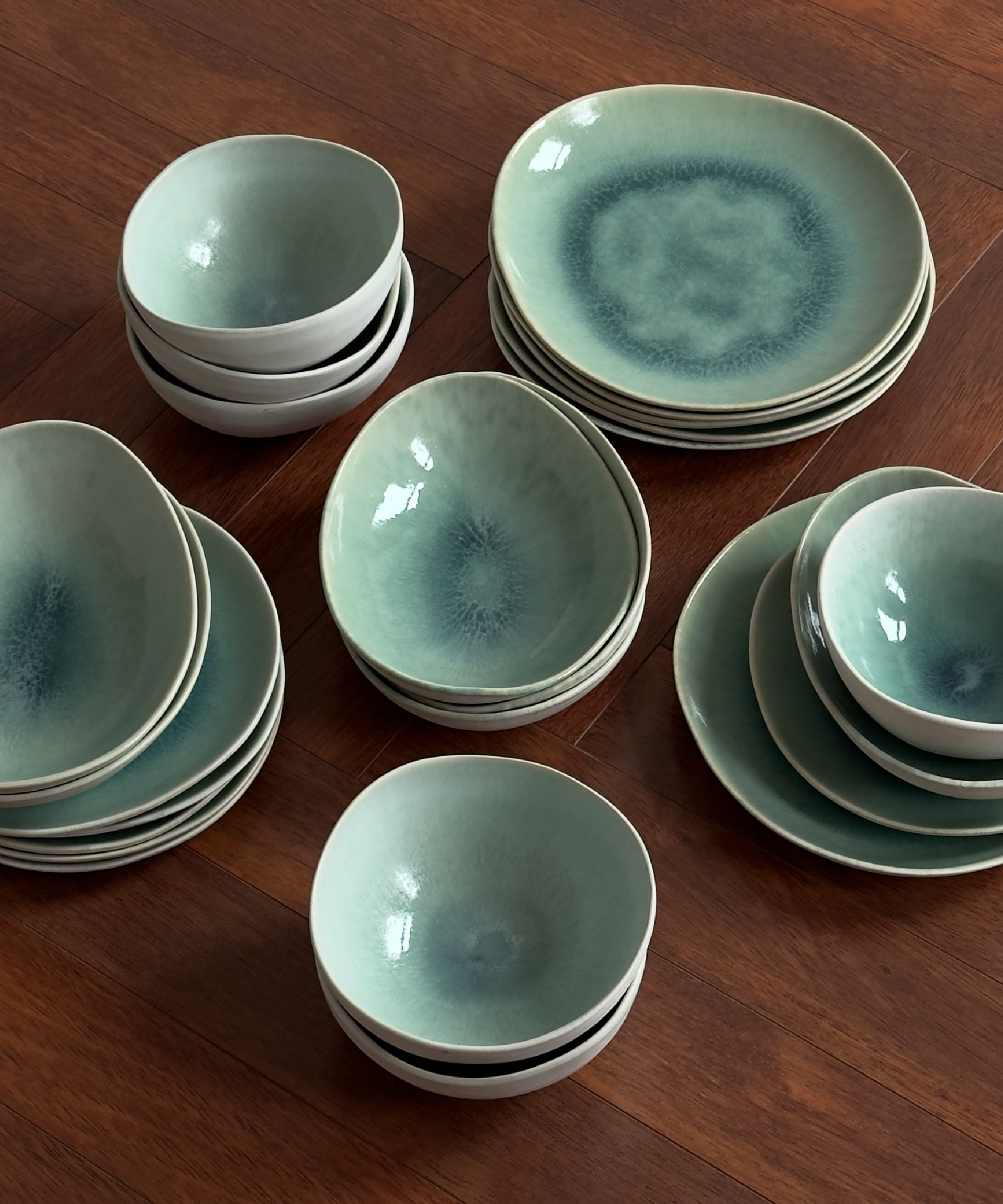 Handgefertigtes türkises Keramik Geschirr-Set in organischer Form