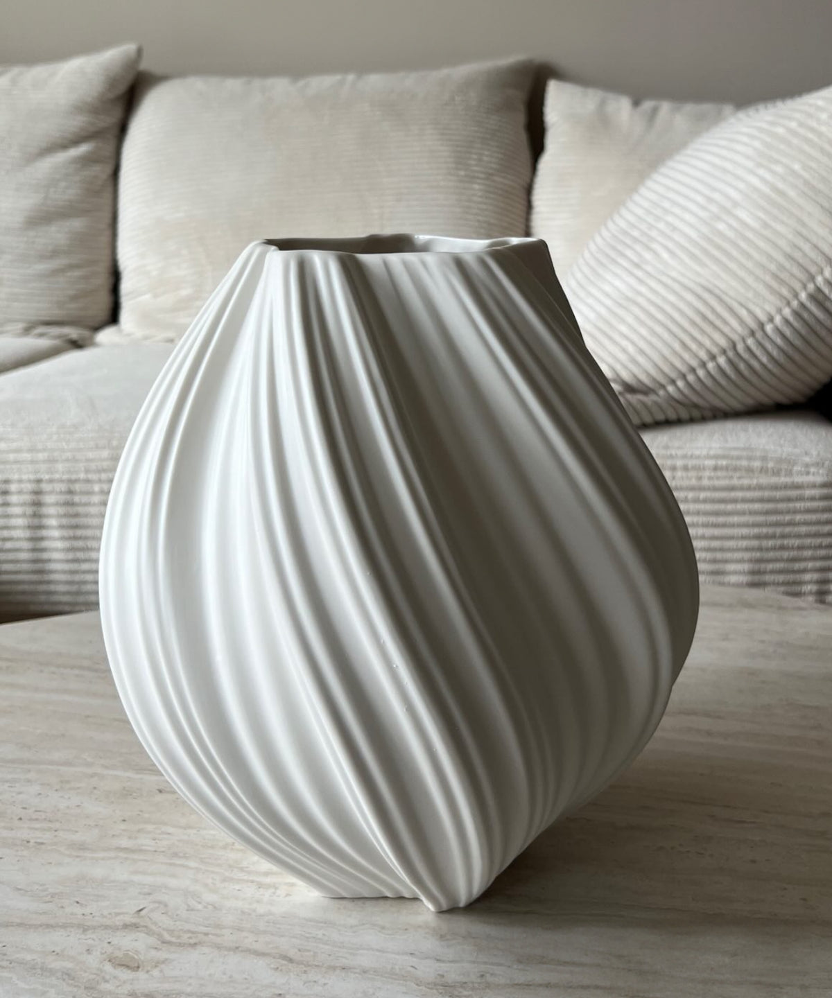 Set aus großer und kleiner Keramik Vase in Cremeweiß aus der Serie Flora – Materialdetail