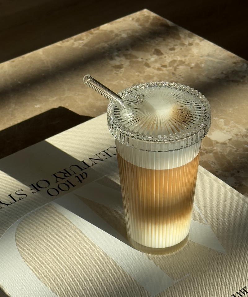 Geriffeltes Glas mit Glasdeckel und Glasstrohhalm aus der Serie Paris – Seitenansicht