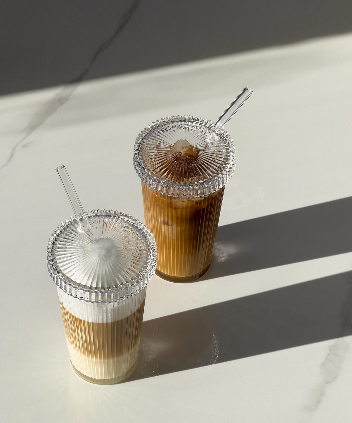 Geriffeltes Glas mit Glasdeckel und Glasstrohhalm aus der Serie Paris – Produktansicht im Überblick