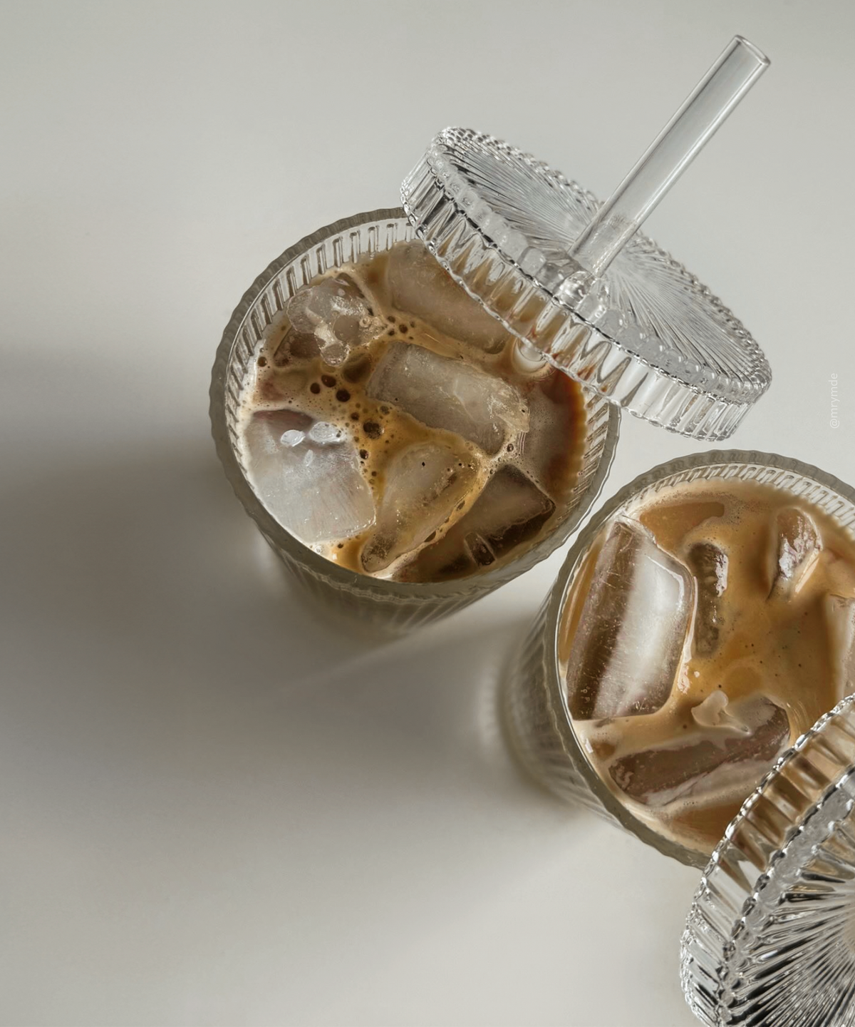 Geriffeltes Glas mit Glasdeckel und Glasstrohhalm aus der Serie Paris – Produktansicht im Wohnambiente