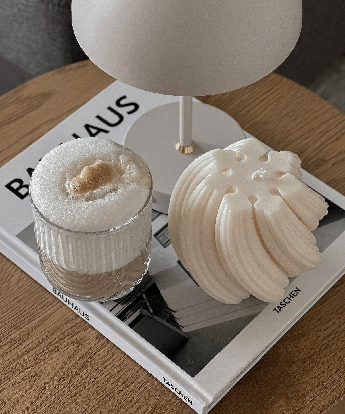 Kleines Trinkglas im Bogen-Design aus der Serie Rom – im Wohnambiente