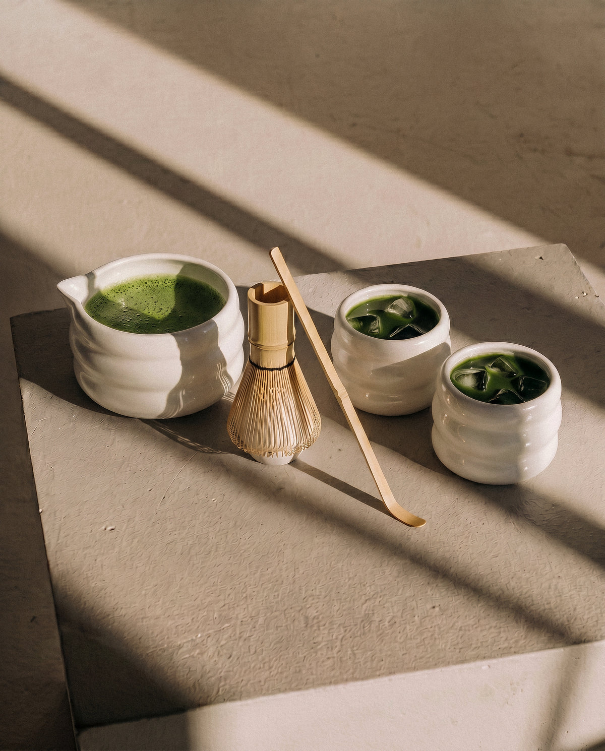 Matcha Komplett-Set mit zwei Keramik Bechern aus der Serie Akio – Detailansicht