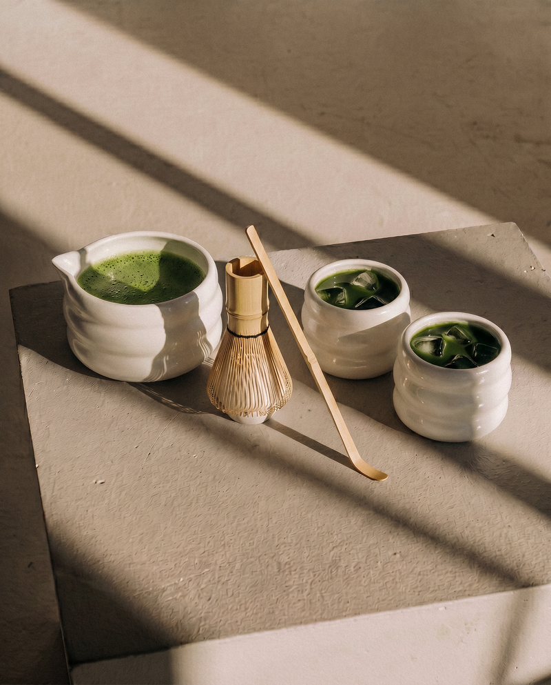 Matcha Komplett-Set mit zwei Keramik Bechern aus der Serie Akio – Detailansicht