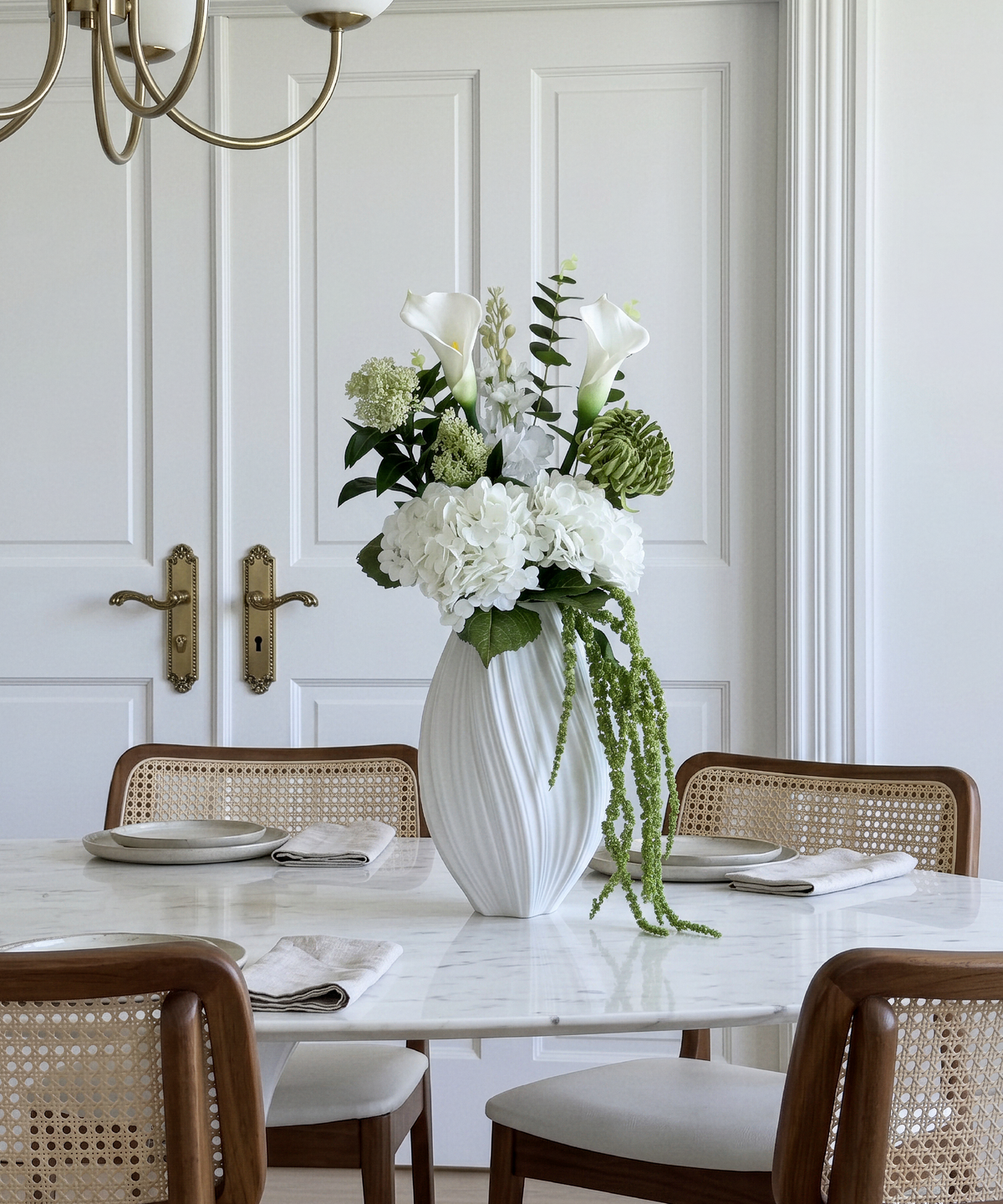 Green Silence Set – 9er Bouquet + Längliche Keramik Vase