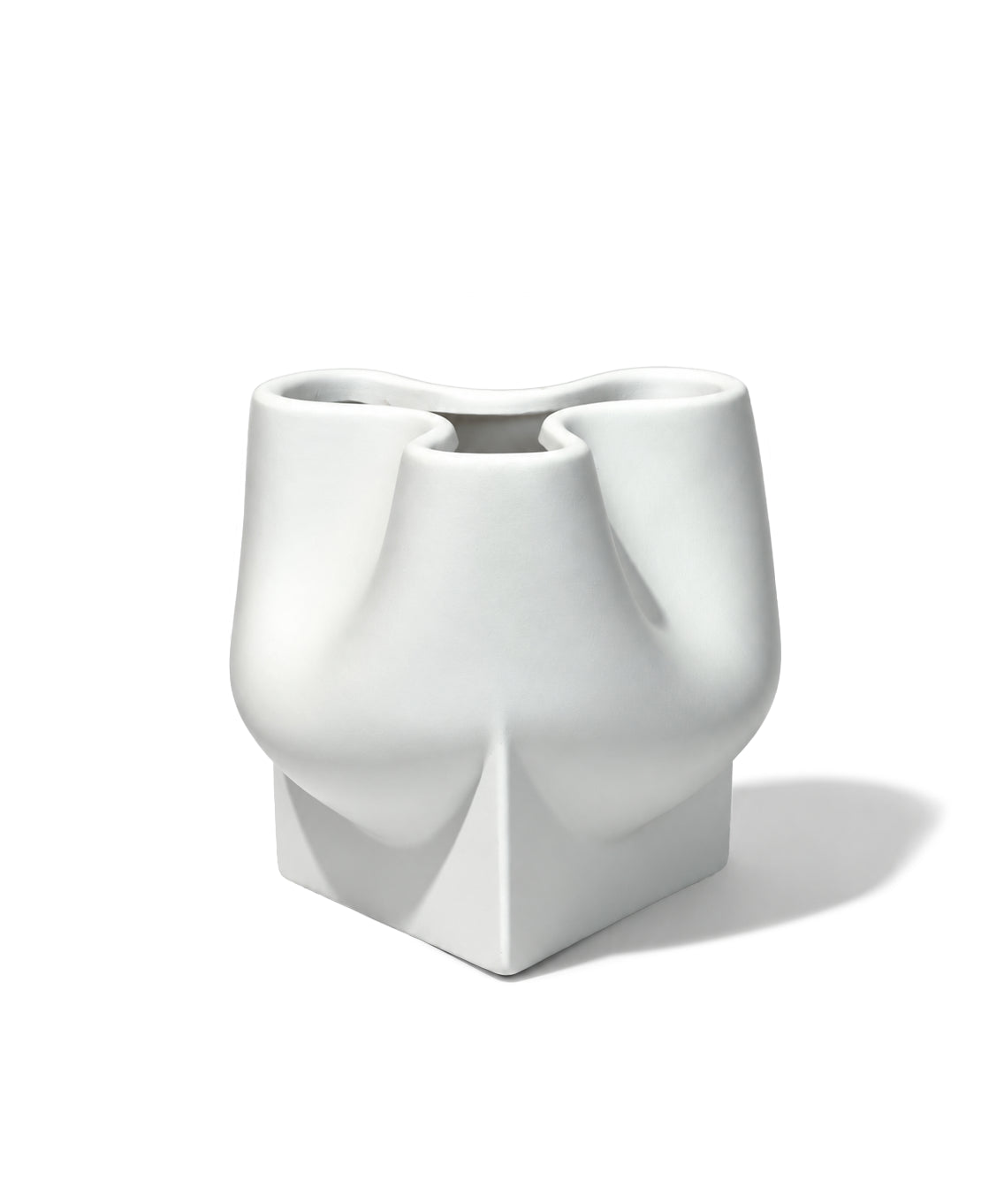 Kleine Keramikvase in Weiß mit skulpturaler asymmetrischer Form | Livia