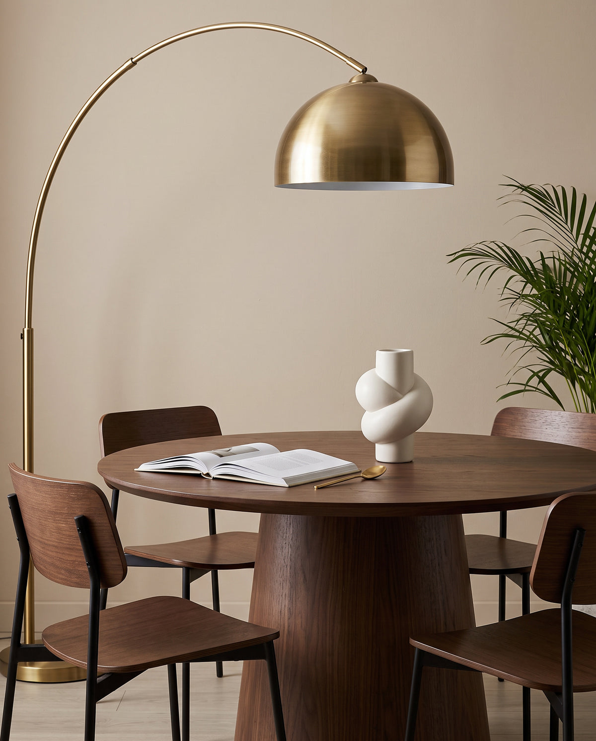 Beige Keramik Vase in gedrehter Form | Tilda