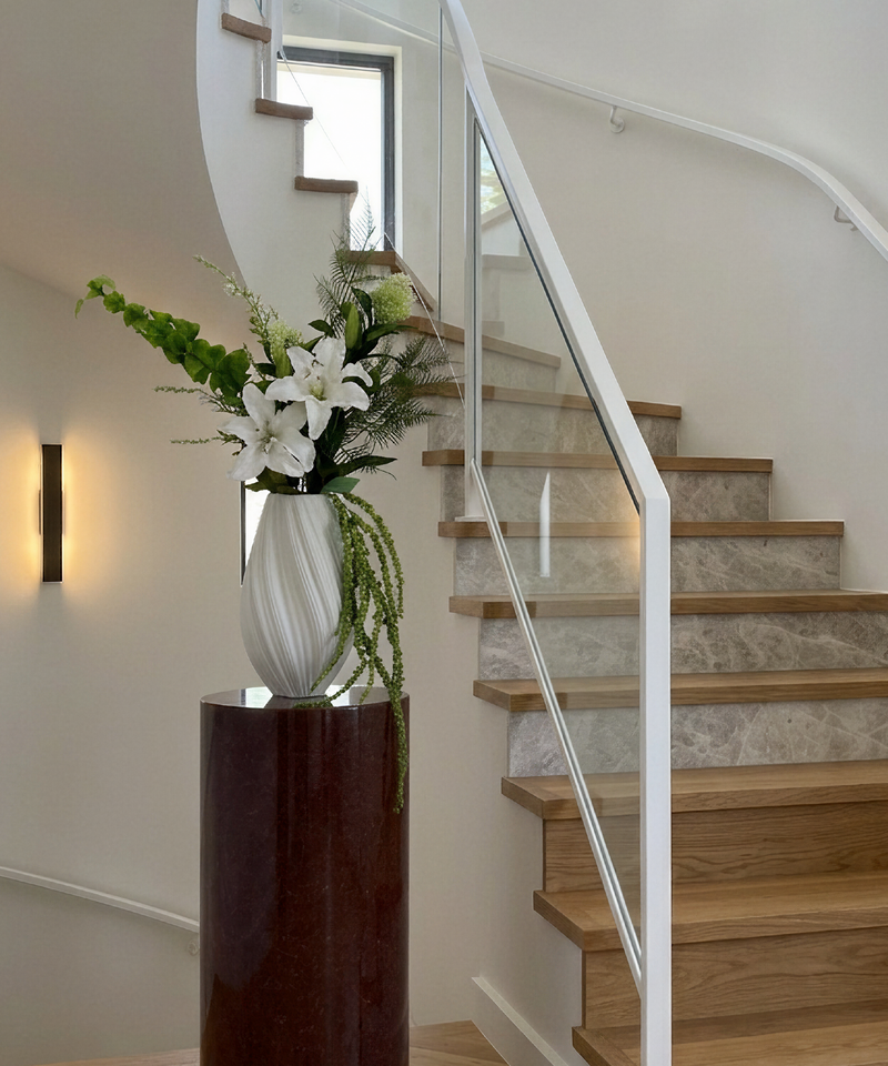 Kunstblumen-Bouquet White Drama 7er in Weiß und Grün aus der Serie Bloom – Nahaufnahme der Oberfläche