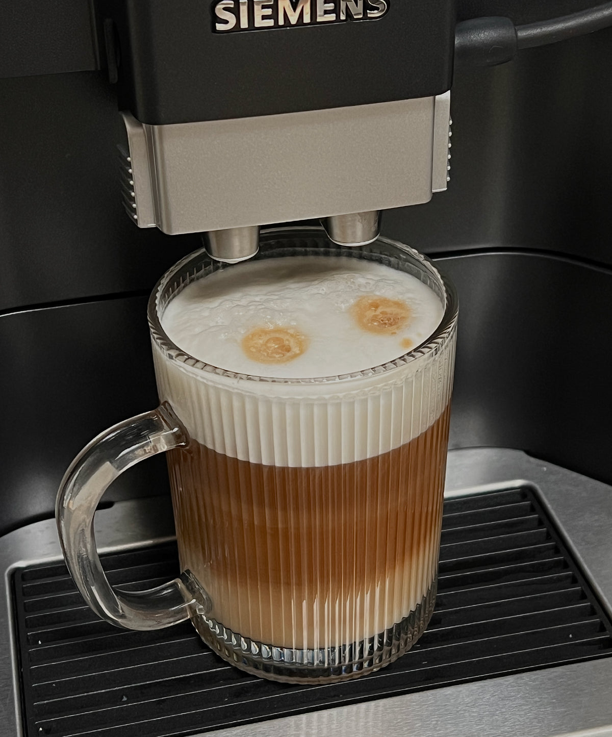 Geriffelte Glastasse 300 ml aus der Serie Paris – Materialdetail im Fokus